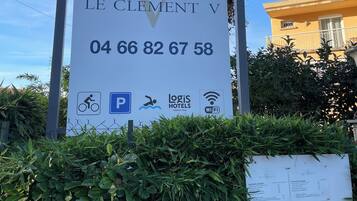 Vista frontal de la propiedad