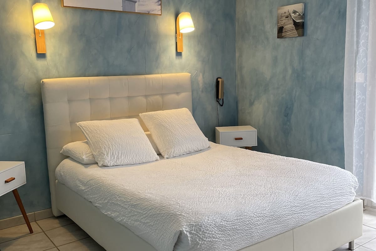 classic double room | 1 bedroom, desk, free wifi, bed sheets