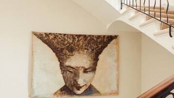 Un escalier avec une rampe en métal et un tableau accroché au mur.