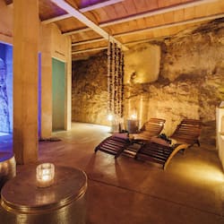 Sauna, hot tub, steam room, hot springs/mineral springs
