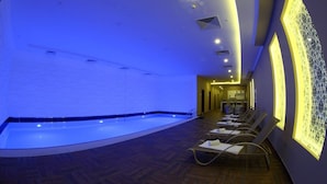 A spa area with a pool, lounge chairs, and a reception desk. - Luxor Garden Hotel (Izmit)