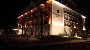 A multi-story hotel with a prominent sign reading "LUXOR GARDEN HOTEL". - Luxor Garden Hotel (Izmit)