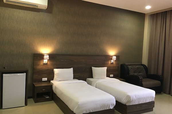 Standard Twin Room | Minibar, in-room safe, desk, blackout drapes