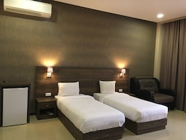 Standard Twin Room | Bar mini, peti besi dalam bilik, meja, langsir/tirai gelap terus 