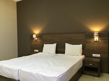 Minibar, caja de seguridad en la habitación y escritorio