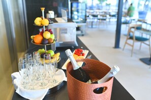 Desayuno buffet (EUR 15 por persona)