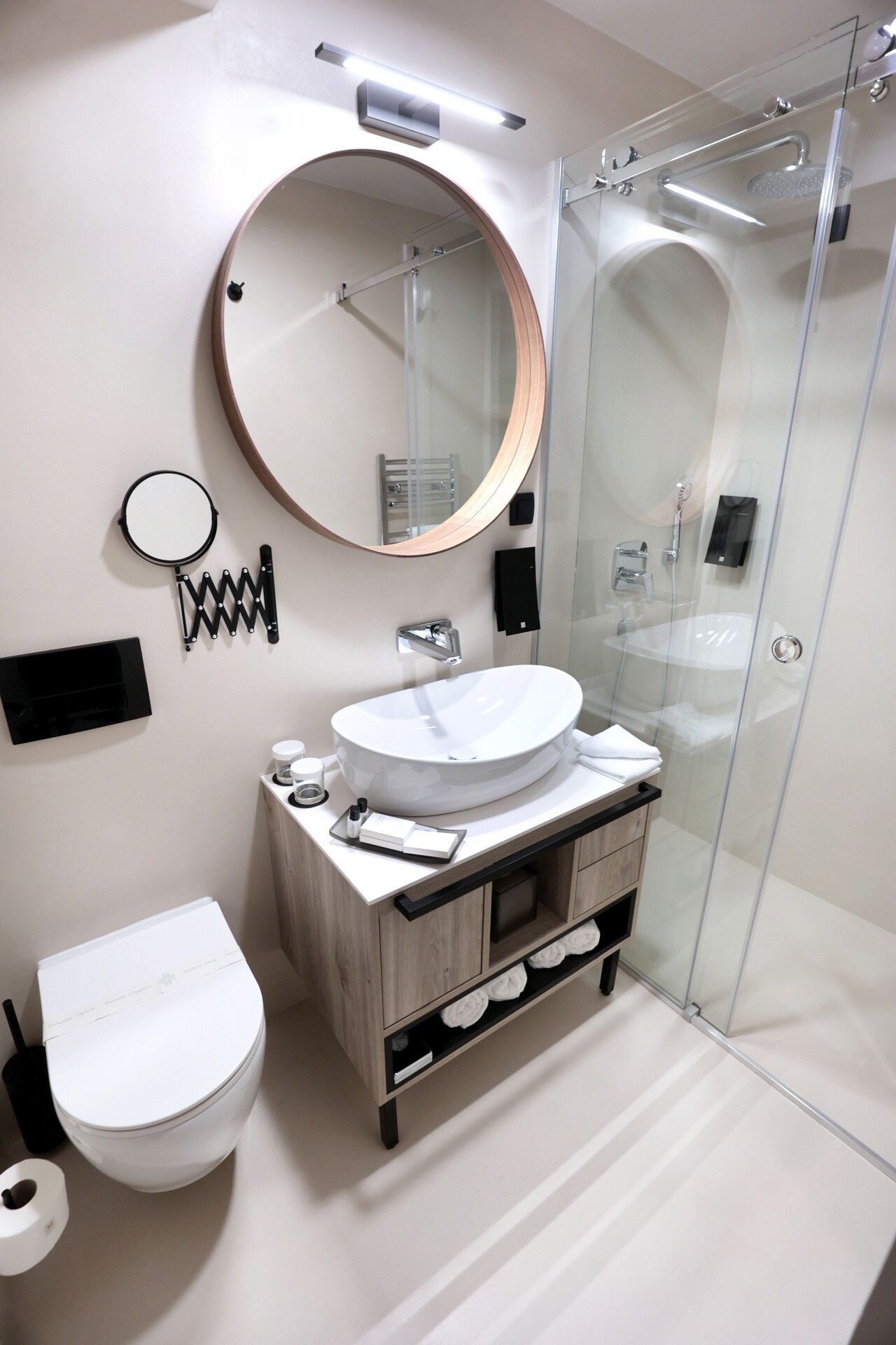 standard double room | bathroom | shower, free toiletries, hair dryer, towels