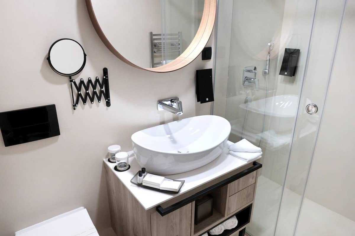 standard double room | bathroom | shower, free toiletries, hair dryer, towels