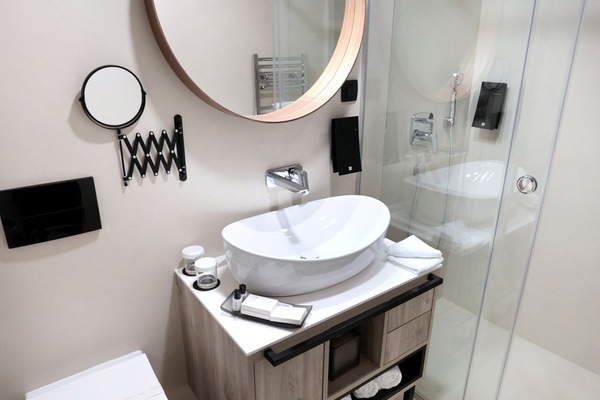 Habitación estándar doble | Baño | Ducha, artículos de higiene personal gratuitos y secador de pelo