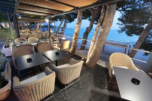 Se sirven desayunos, comidas, cenas y cocina regional