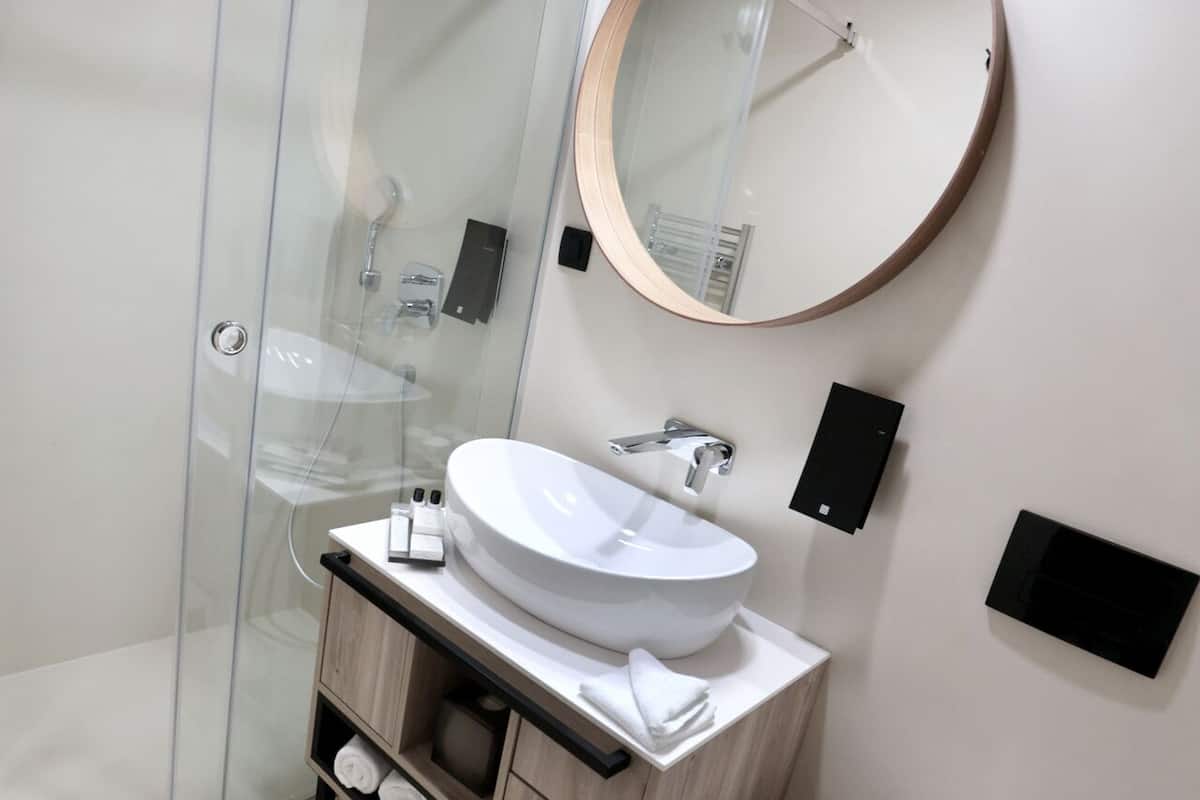 standard double room, balcony, sea view | bathroom | shower, free toiletries, hair dryer, towels