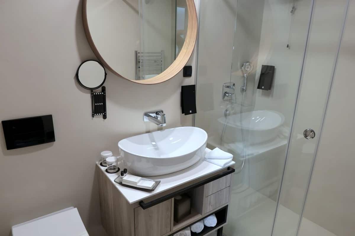 superior double room, sea view | bathroom | shower, free toiletries, hair dryer, towels