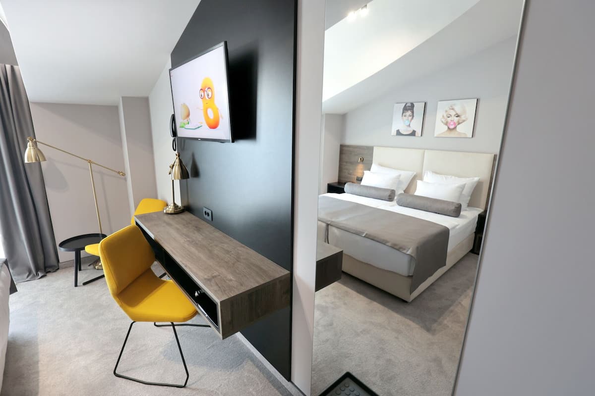 standard double room | 1 bedroom, minibar, in-room safe, iron/ironing board