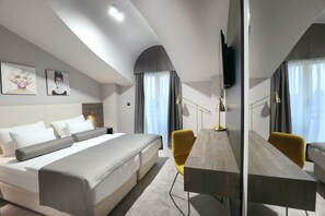 Habitación doble estándar, balcón, vista al mar | Minibar y caja de seguridad en la habitación