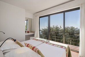 Apartment, 1 Bedroom, Ocean View | Tempur-Pedic beds, blackout drapes, soundproofing - Casa do Papagaio Verde (Funchal)