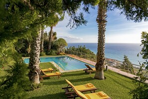 Outdoor pool, pool umbrellas, sun loungers - Casa do Papagaio Verde (Funchal)