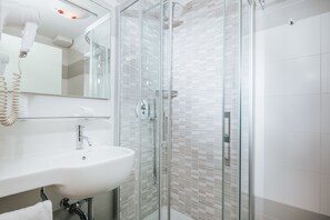 Chambre Double Supérieure | Salle de bain | Douche, sèche-cheveux, bidet, serviettes fournies