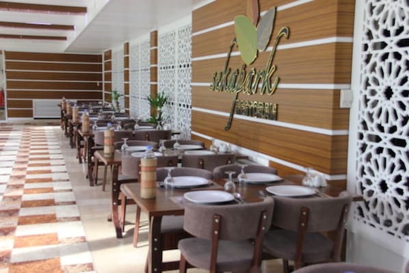 Breakfast, lunch, dinner served; garden views - SekaPark Hotel (Izmit)