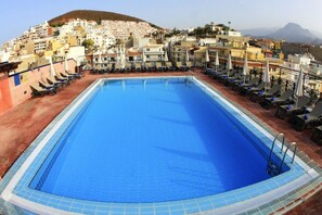 Piscina externa, espreguiçadeiras