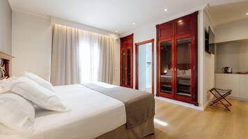 Minibar, pengeskab på værelset, skrivebord, mørklægningsgardiner