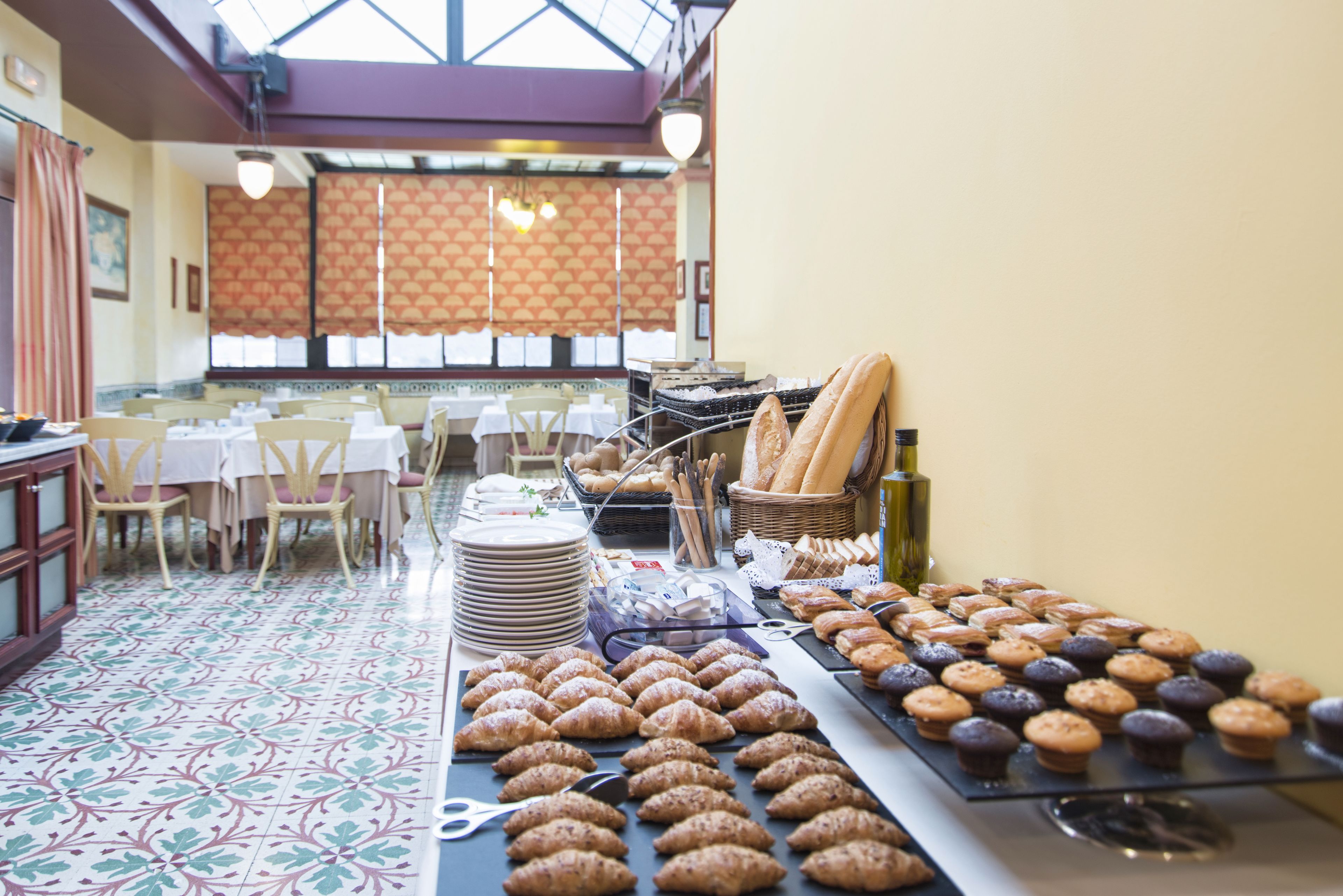 Tägliches Frühstücksbuffet (7 EUR pro Person)