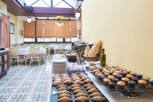 Se ofrece un desayuno bufé (7 EUR por persona)