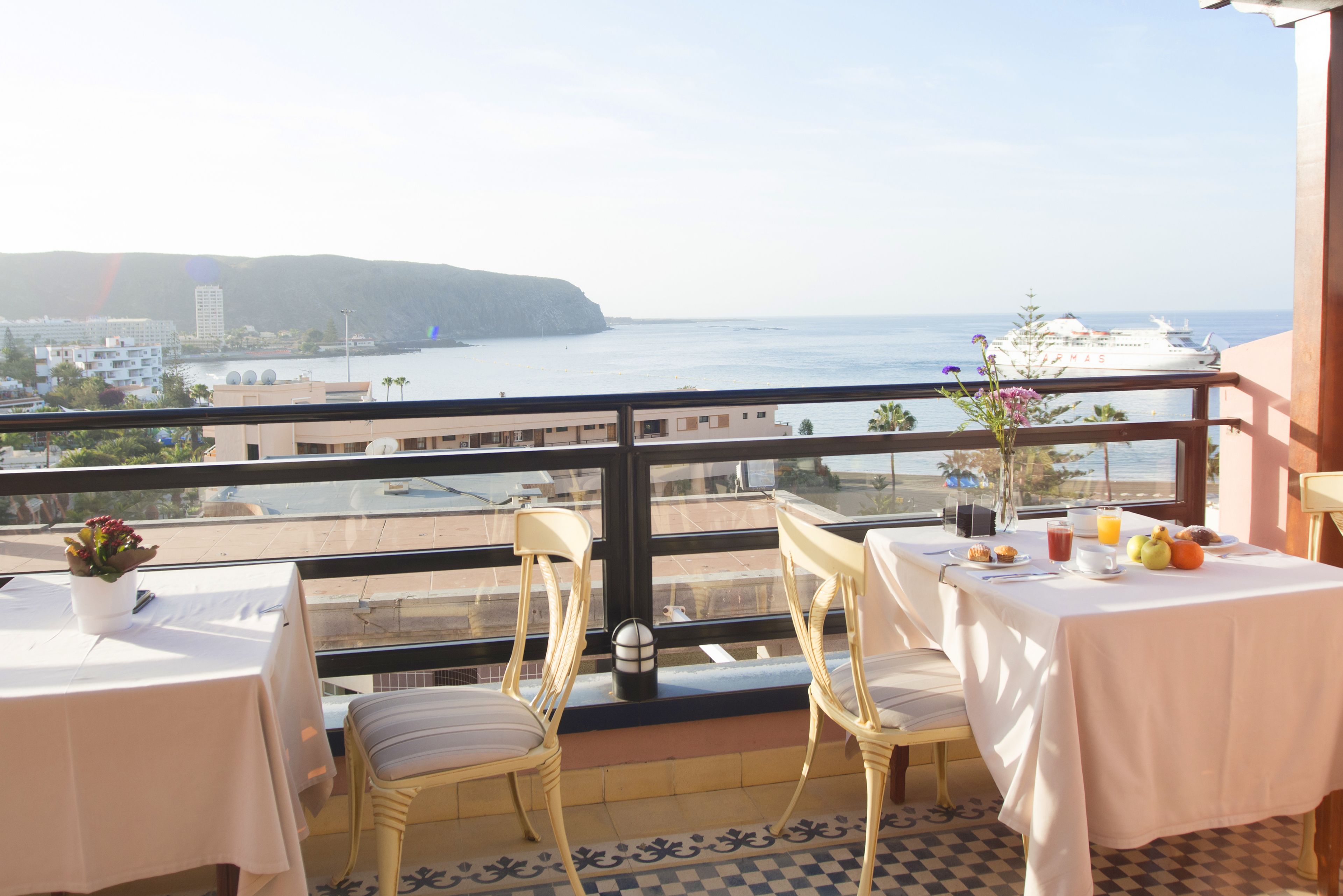 Aperto a colazione, cucina internazionale, con vista sul mare 