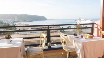 Der serveres morgenmad og internationale retter med havudsigt