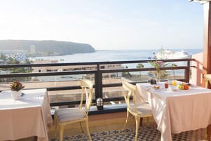 Se sirven desayunos y cocina internacional, con vista al mar 