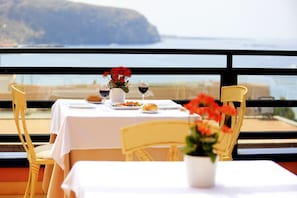 Breakfast served  - LABRANDA Hotel Reverón Plaza (Arona)