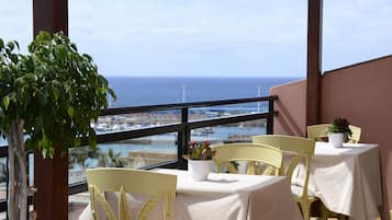 Ofereix vistes al mar i s'hi serveixen esmorzars