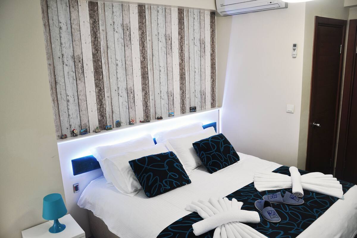 Egyptian cotton sheets, hypo-allergenic bedding available, minibar