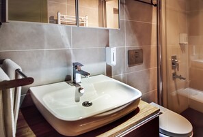 Deluxe Suite | Bathroom | Shower, rainfall showerhead, designer toiletries, hair dryer - 35tam (Istanbul)