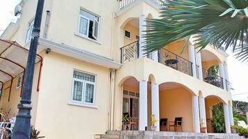 Vista frontal de la propiedad