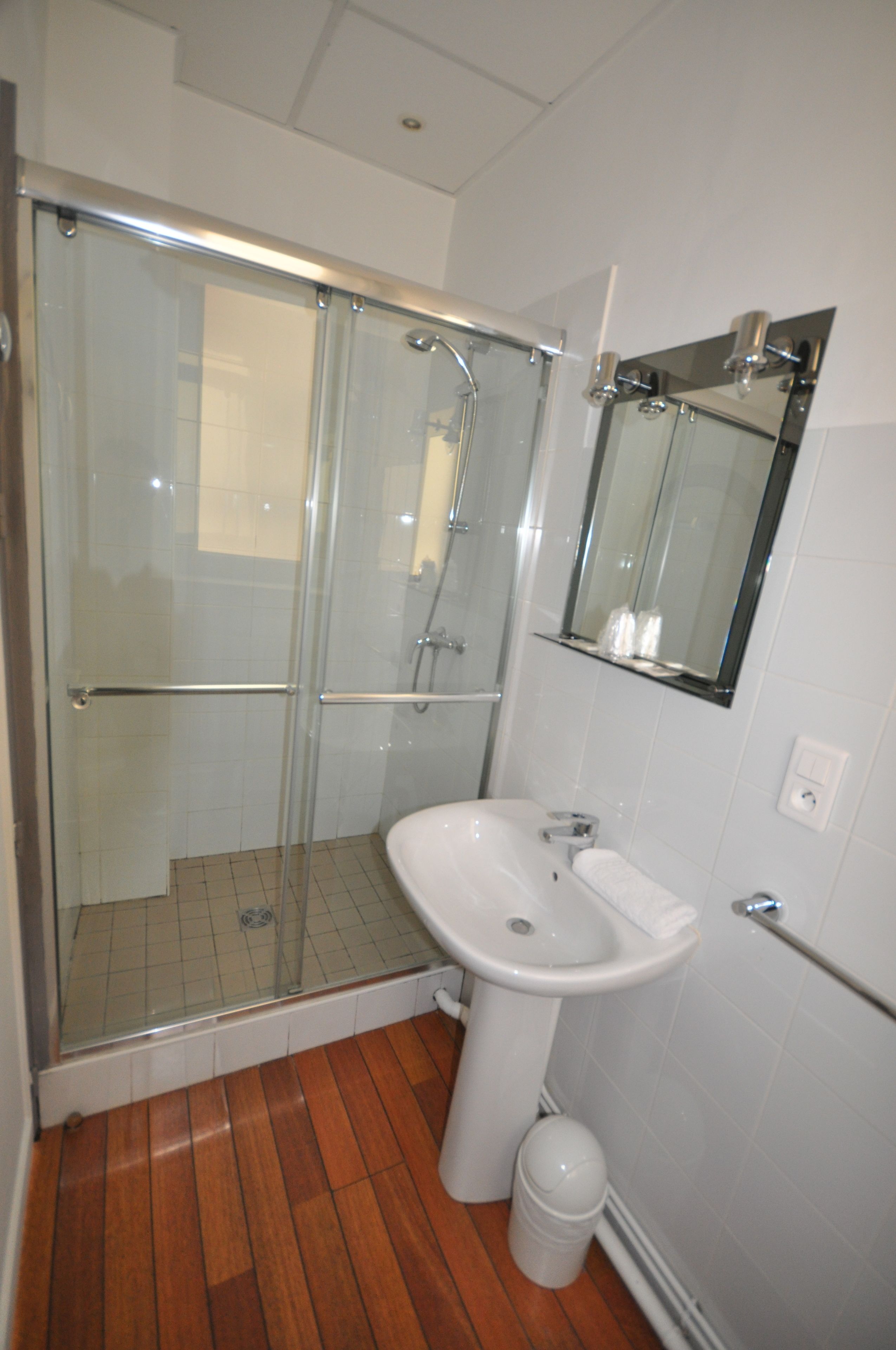 standard twin room, 2 single beds | bathroom | free toiletries, hair dryer, towels