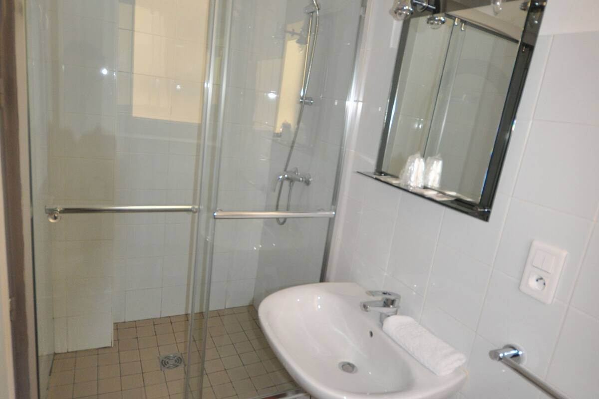 standard twin room, 2 single beds | bathroom | free toiletries, hair dryer, towels