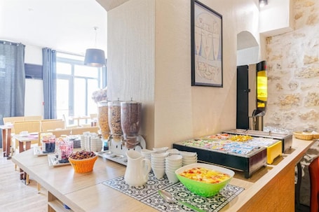 Daily buffet breakfast for a fee. Hôtel Côte Basque