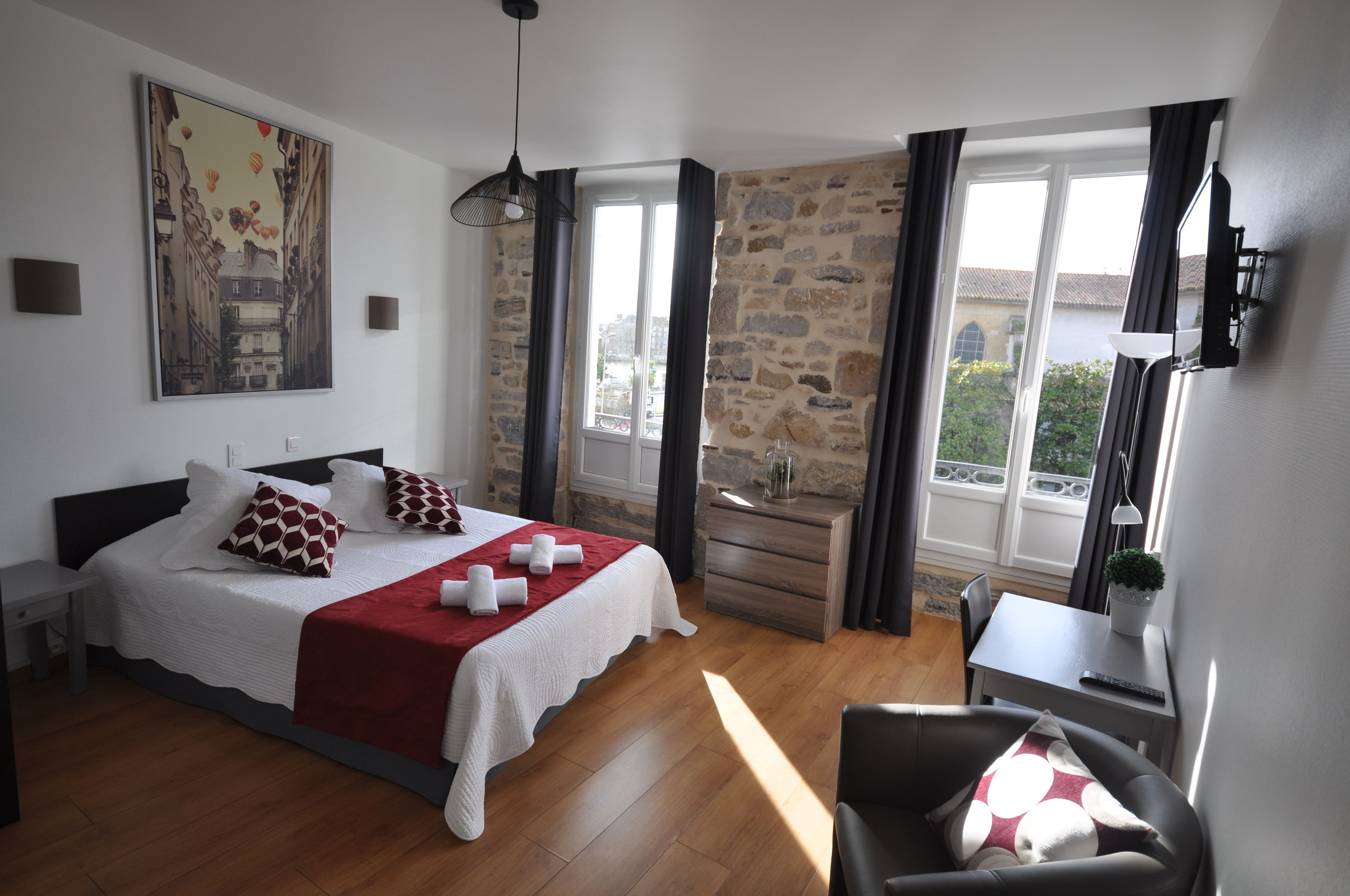 comfort room | premium bedding, desk, soundproofing, free wifi