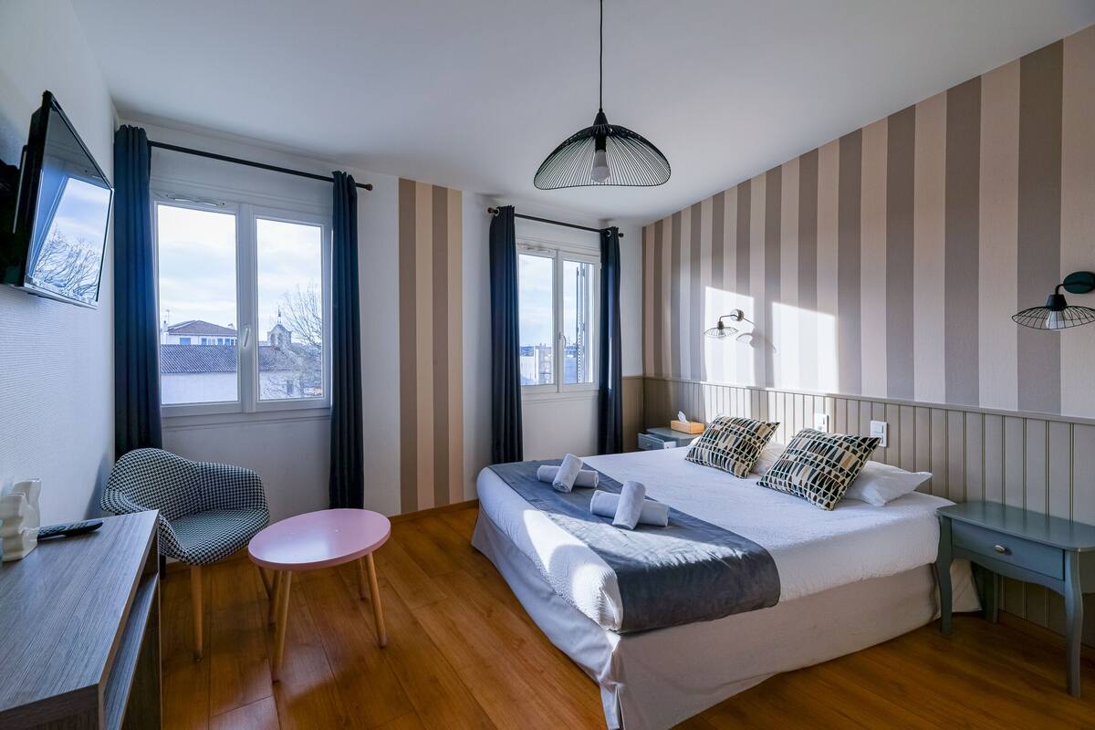 comfort room | premium bedding, desk, soundproofing, free wifi