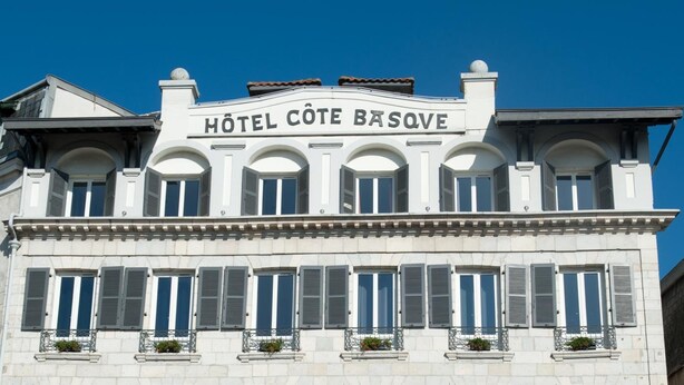 A building with the sign "Hôtel Côte Basque" indicating it is a hotel. - Hôtel Côte Basque (Bayonne)