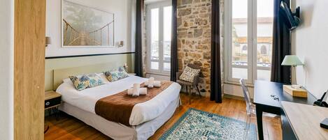 Habitación Confort | Ropa de cama de alta calidad, escritorio, sistema de insonorización