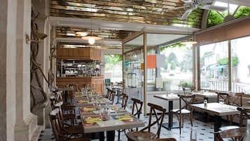 供应午餐和晚餐,地区菜