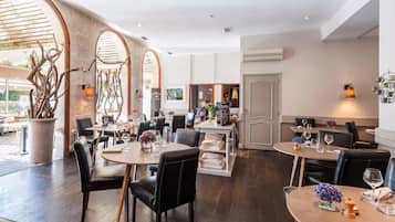 Déjeuner et dßner servis sur place, spécialités Cuisine régionale