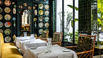 Petit déjeuner, déjeuner et dîner servis sur place, vue sur le jardin