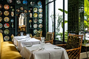 Se sirven desayunos y almuerzos; cocina francesa; con vista al jardín