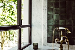 Eldorado Suite | Bathroom | Free toiletries, hair dryer, bathrobes, towels - Hôtel Eldorado Paris (Paris)