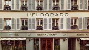 A building with a sign reading "L'ELDORADO HOTEL RESTAURANT JARDIN". - Hôtel Eldorado Paris (Paris)