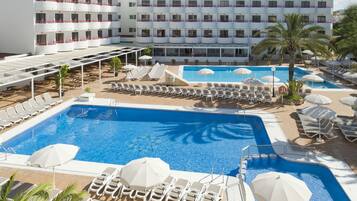 2 albercas al aire libre, sombrillas en la alberca y camastros