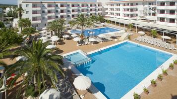 2 albercas al aire libre, sombrillas en la alberca y camastros