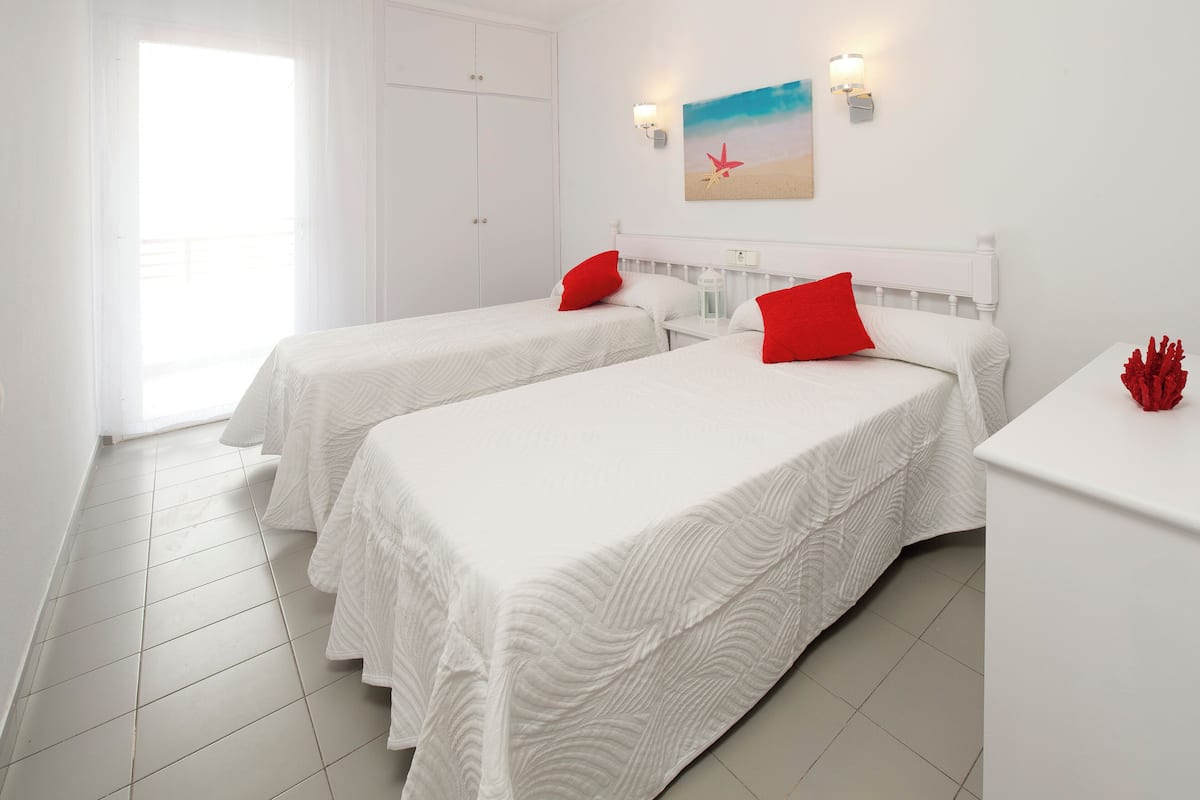 Cortinas blackout, tabla de planchar con plancha y wifi gratis